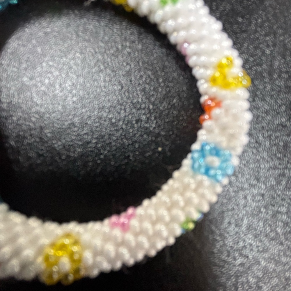 Flower Power Kid's Rollies Glass Beaded Bracelet White - Picture 2 of 3
